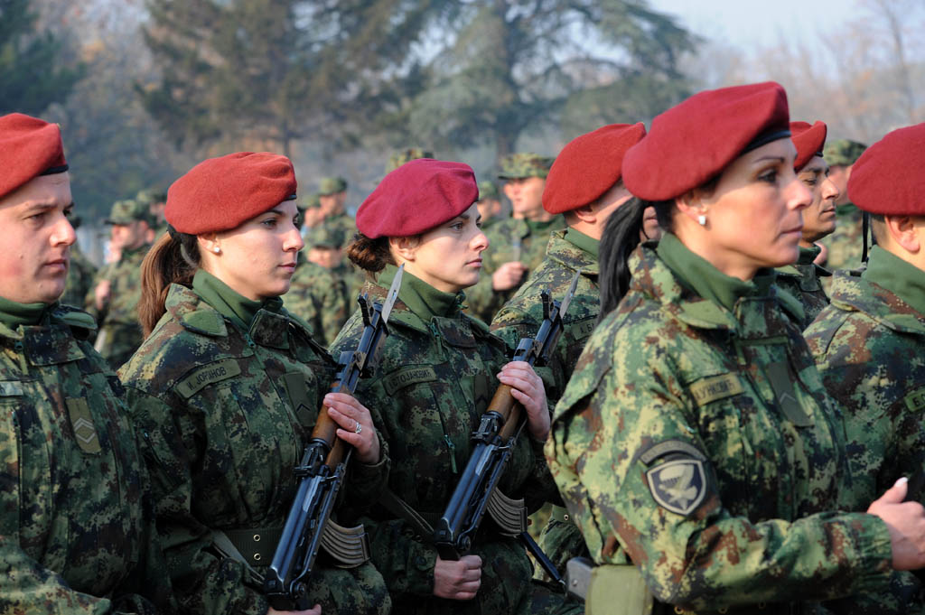 Фото девушки армии. Женская армия. Женщины в армии. Русские женщины военнослужащие. Российские женщины военнослужащие.